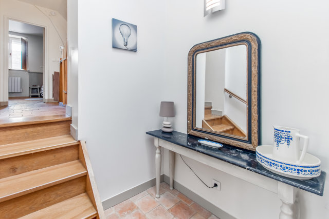 escalier qui desserre une chambres avec décor sur le Guimapé
